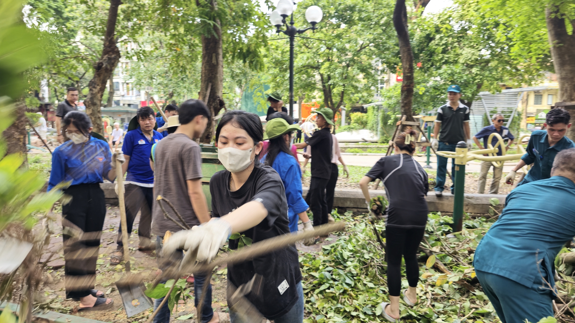 Hà Nội căng mình dọn dẹp cây xanh gãy đổ, nhanh chóng trả lại thành phố 