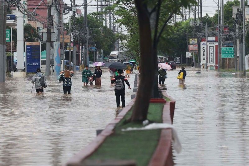 Siêu bão Yagi đã đổ bộ vào 1 quốc gia: Ít nhất 14 người thiệt mạng, người dân vật lộn đối phó với mưa bão- Ảnh 8.