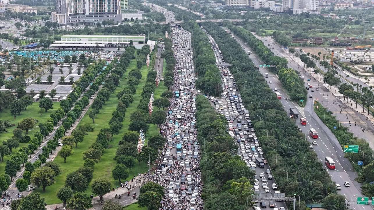 Đại lộ Thăng Long ùn tắc nghiêm trọng hàng chục km sau bão số 3, nhiều người đi làm từ sáng vẫn chưa đến nơi- Ảnh 1.