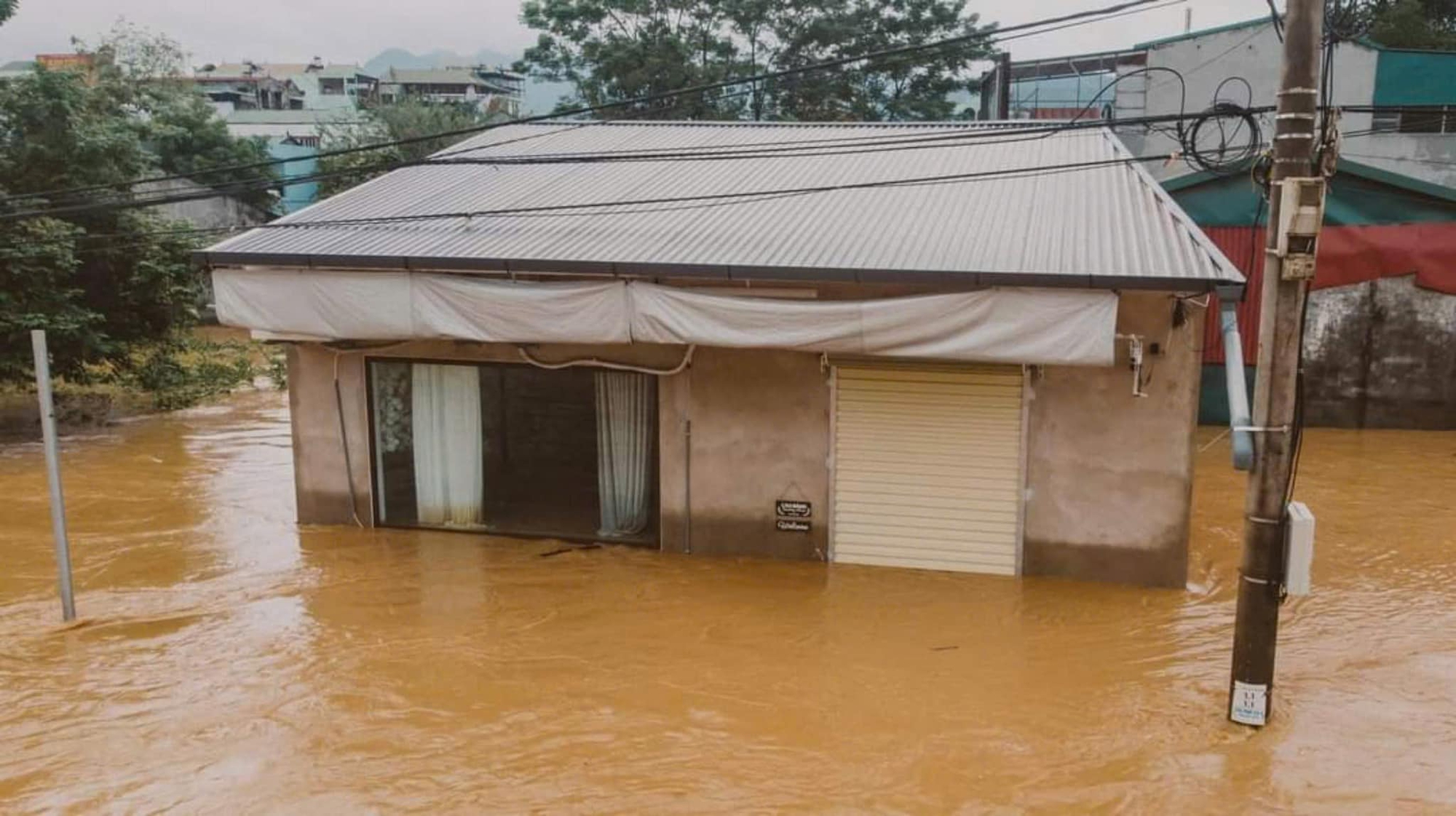 Lũ lụt kinh hoàng ở các tỉnh miền Bắc: Nước sông Hồng dâng cao mức báo động, di dời khẩn cấp 289 hộ dân- Ảnh 39.