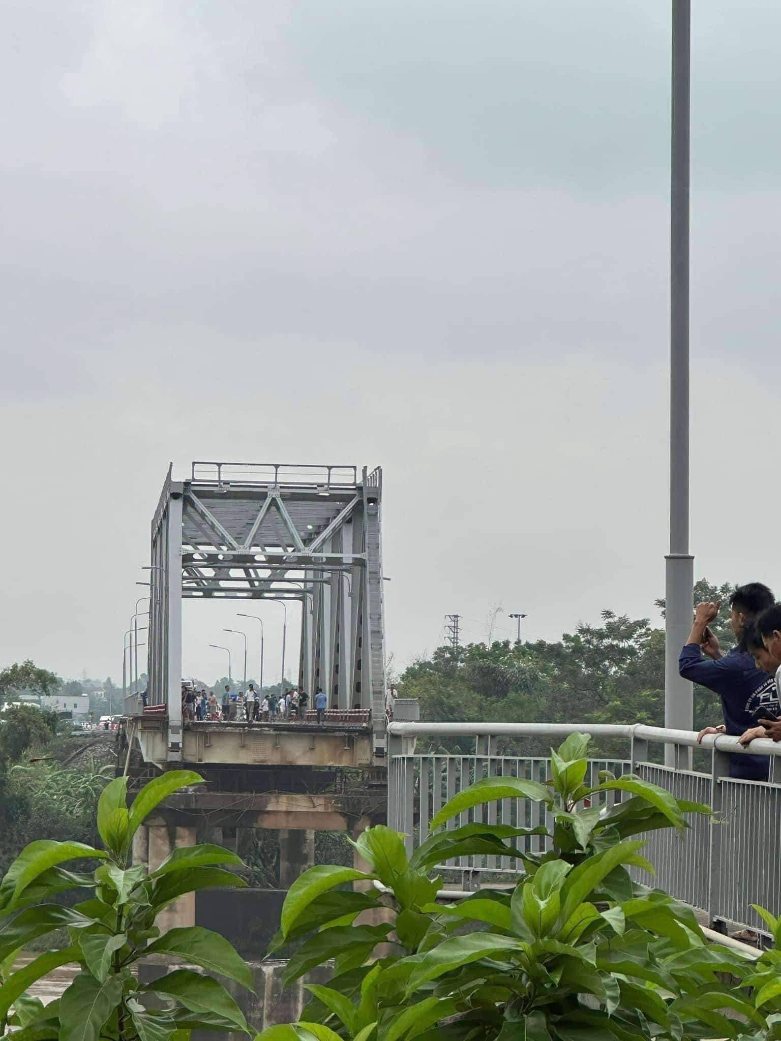 Vụ sập cầu Phong Châu ở Phú Thọ: Có 8 phương tiện gặp nạn, chưa xác định cụ thể về số người mất tích- Ảnh 7.