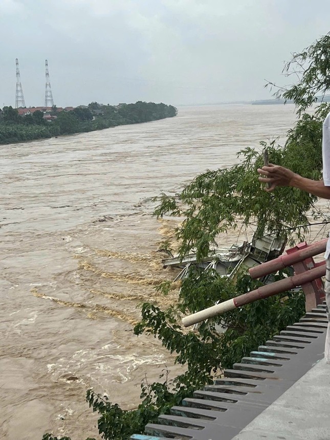 Hiện trường sập cầu Phong Châu: Nước sông cuồn cuộn gây khó khăn cho cứu hộ, nhiều người thoát chết trong gang tấc vẫn còn bủn rủn chân tay- Ảnh 8.