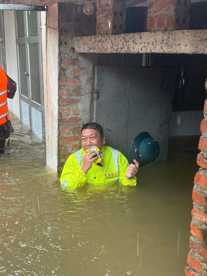 Xúc động hình ảnh những người chiến sĩ giữa cơn lũ lớn: Chiếc bánh ăn vội giữa dòng nước, tấm gỗ lấm lem bùn đất cũng thành chỗ ngả lưng- Ảnh 7.