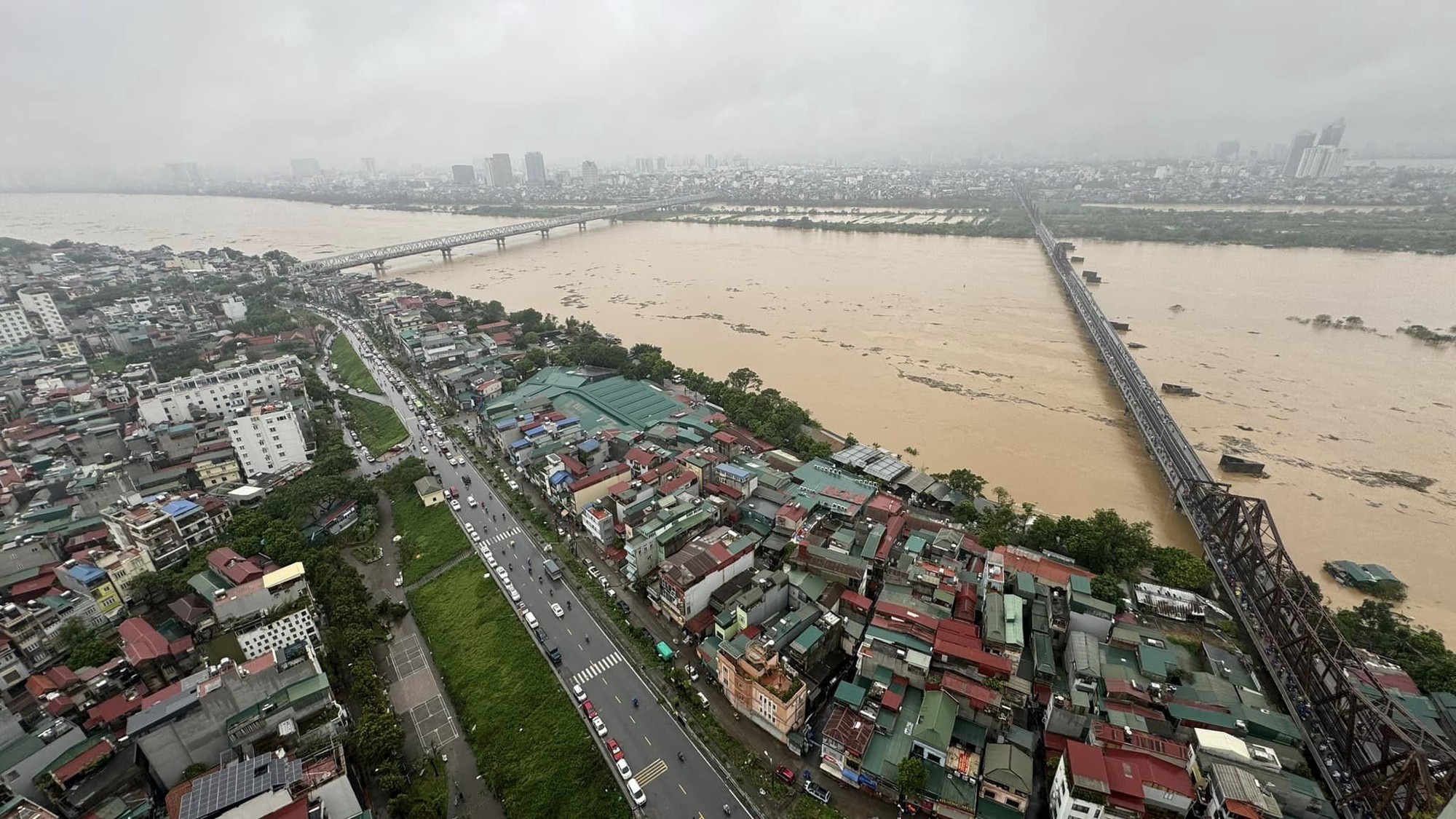 Trưa 10/9, Hà Nội báo động lũ khẩn cấp; Phong toả toà nhà 3 tầng bị nghiêng gần hồ Hoàn Kiếm- Ảnh 46.