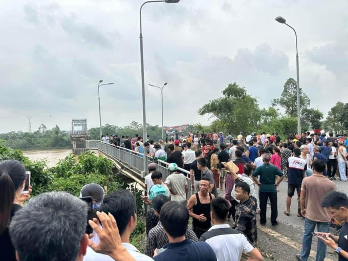 Hiện trường sập cầu Phong Châu: Nước sông cuồn cuộn gây khó khăn cho cứu hộ, nhiều người thoát chết trong gang tấc vẫn còn bủn rủn chân tay- Ảnh 6.