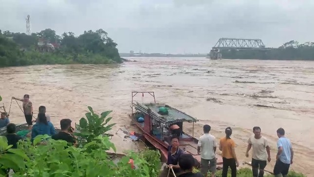 Hiện trường sập cầu Phong Châu: Nước sông cuồn cuộn gây khó khăn cho cứu hộ, nhiều người thoát chết trong gang tấc vẫn còn bủn rủn chân tay- Ảnh 2.