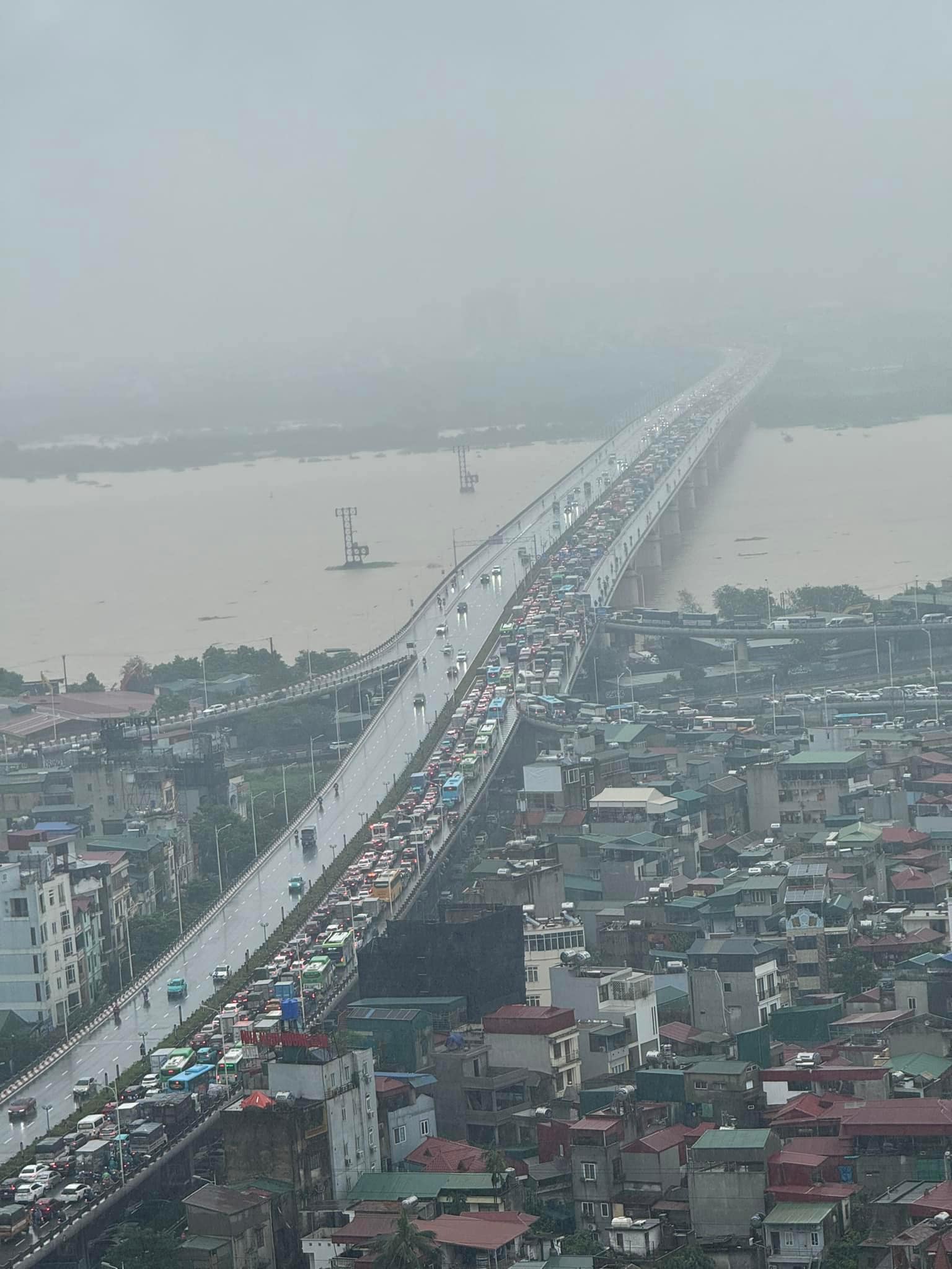 Ngay lúc này: Cầu Vĩnh Tuy hướng về Long Biên ùn tắc nghiêm trọng hàng cây số, tài xế chôn chân cả tiếng- Ảnh 3.