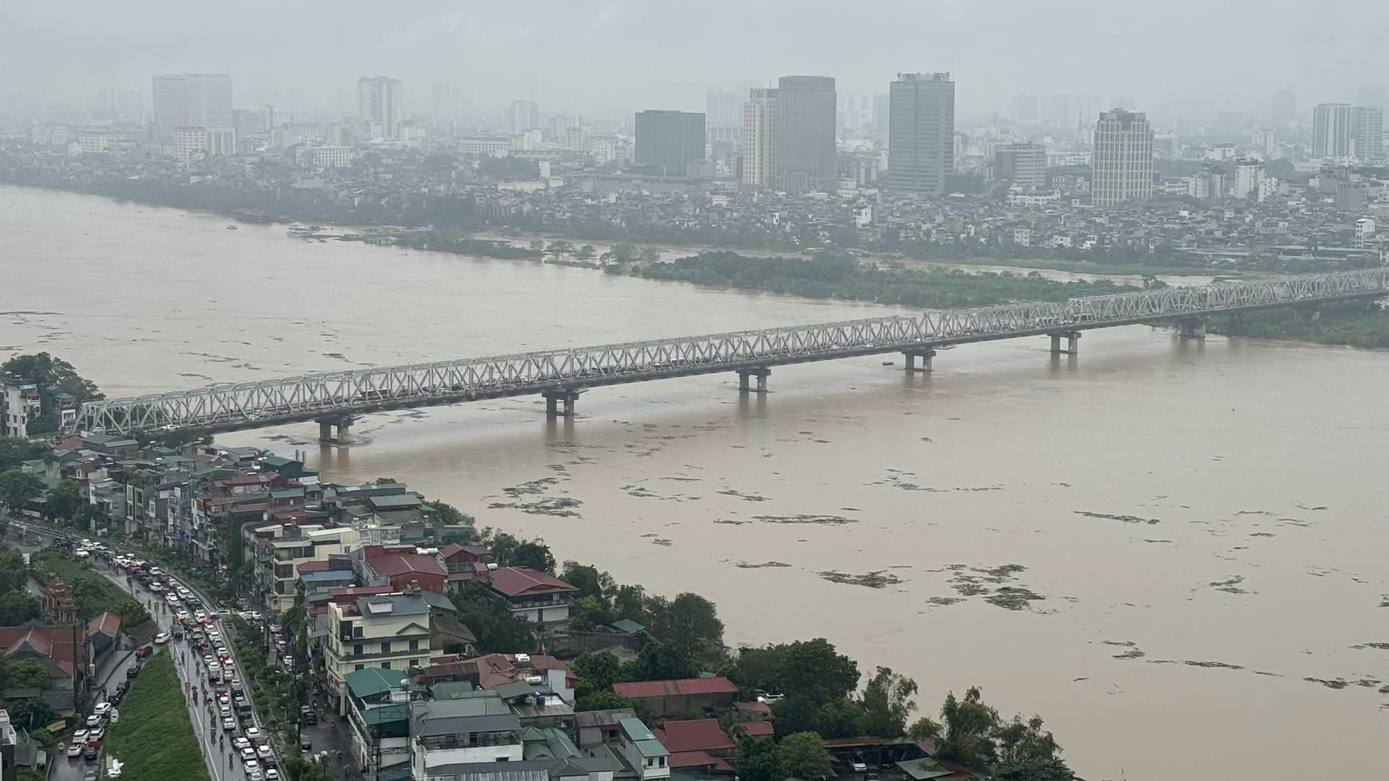 Trưa 10/9, Hà Nội báo động lũ khẩn cấp; Phong toả toà nhà 3 tầng bị nghiêng gần hồ Hoàn Kiếm- Ảnh 44.