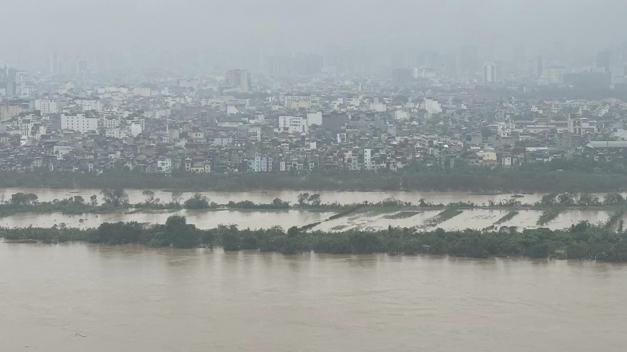 Trưa 10/9, Hà Nội báo động lũ khẩn cấp; Phong toả toà nhà 3 tầng bị nghiêng gần hồ Hoàn Kiếm- Ảnh 43.