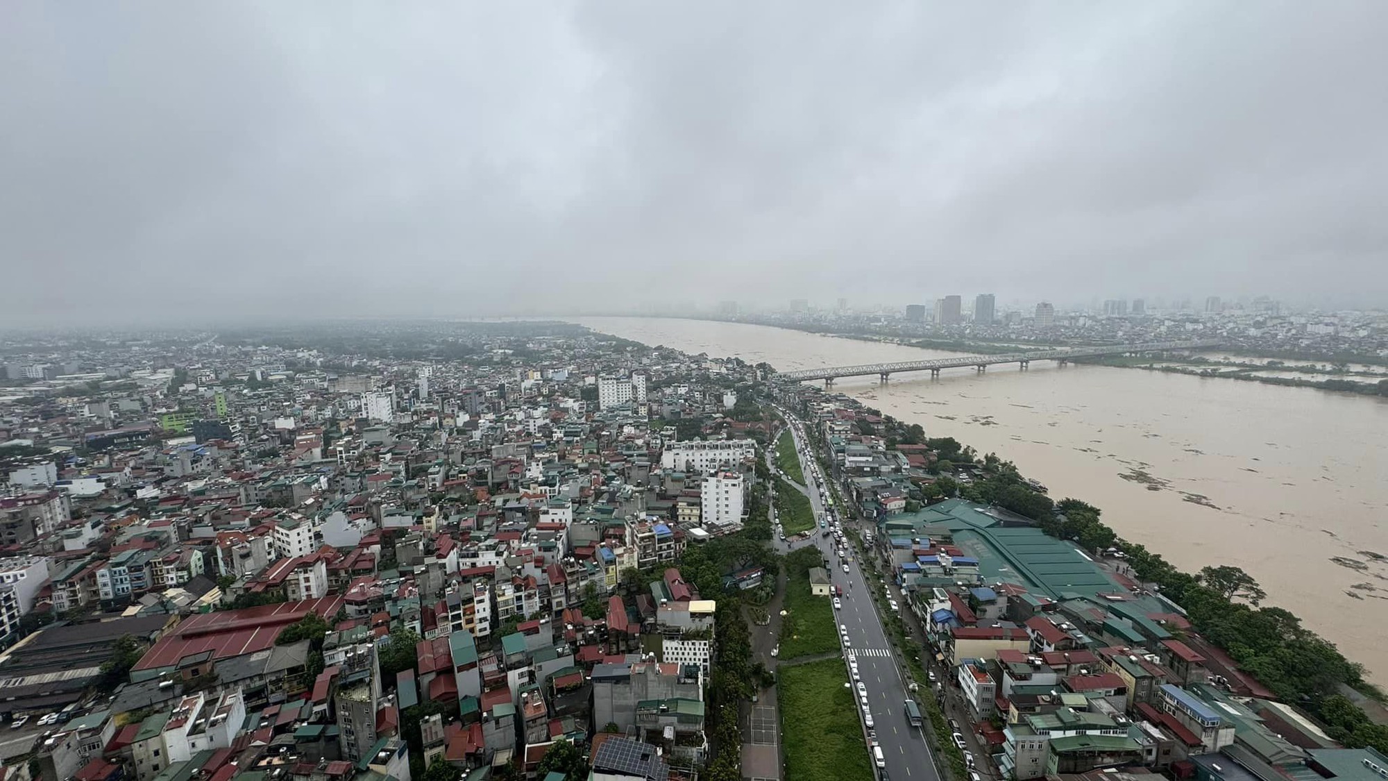 Trưa 10/9, Hà Nội báo động lũ khẩn cấp; Phong toả toà nhà 3 tầng bị nghiêng gần hồ Hoàn Kiếm- Ảnh 40.