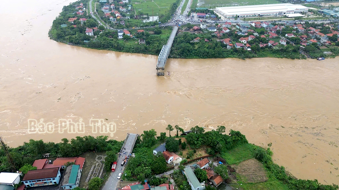 Vụ sập cầu Phong Châu ở Phú Thọ: Có 8 phương tiện gặp nạn, chưa xác định cụ thể về số người mất tích- Ảnh 13.