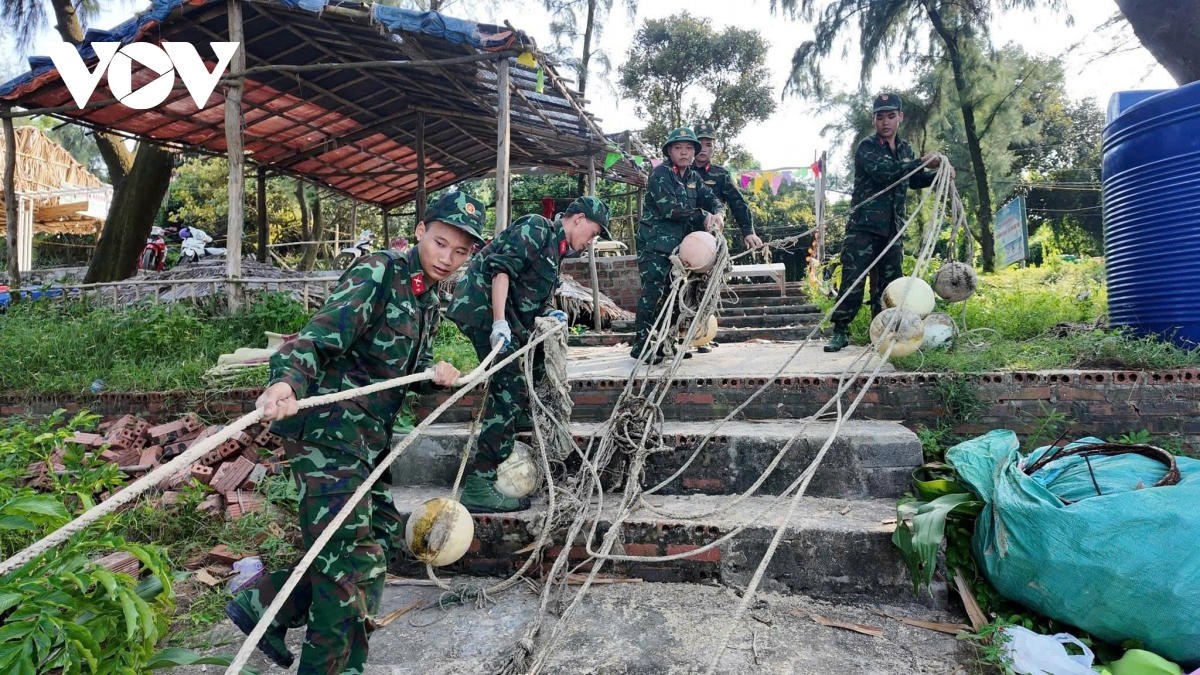 Trực tiếp: Siêu bão gây mưa lớn ở Hà Nội, cây đổ đè chết người- Ảnh 18.