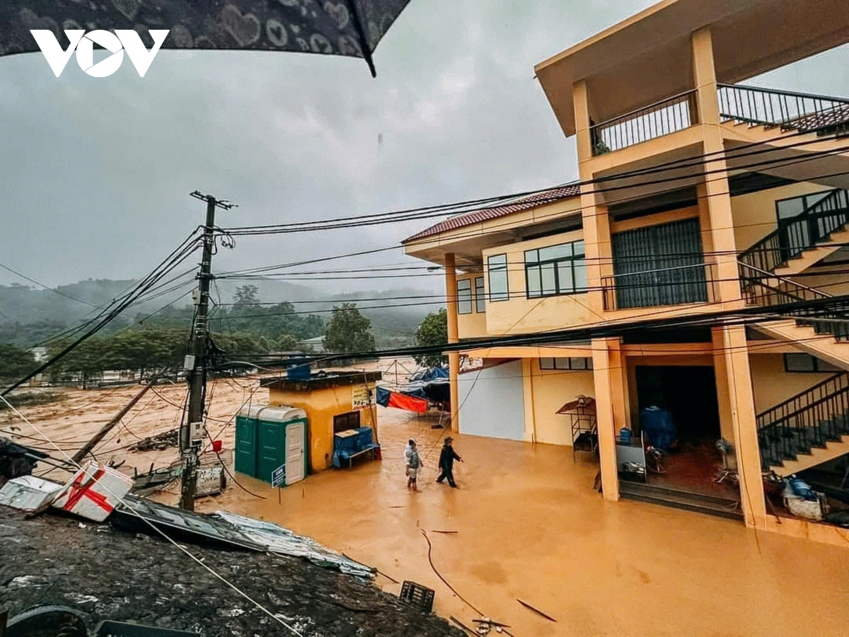 Lũ lụt kinh hoàng ở các tỉnh miền Bắc: Số người chết và mất tích do mưa bão số 3 tiếp tục tăng, tình hình vẫn căng thẳng- Ảnh 1.