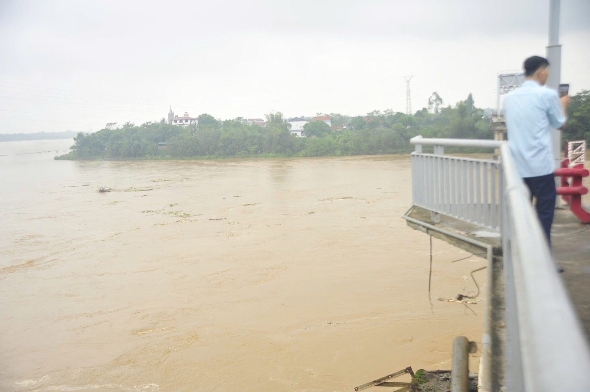 Toàn cảnh vụ sập cầu Phong Châu ở Phú Thọ: Nhiều nạn nhân vẫn mất tích, tạm dừng công tác cứu hộ do nước chảy xiết- Ảnh 30.