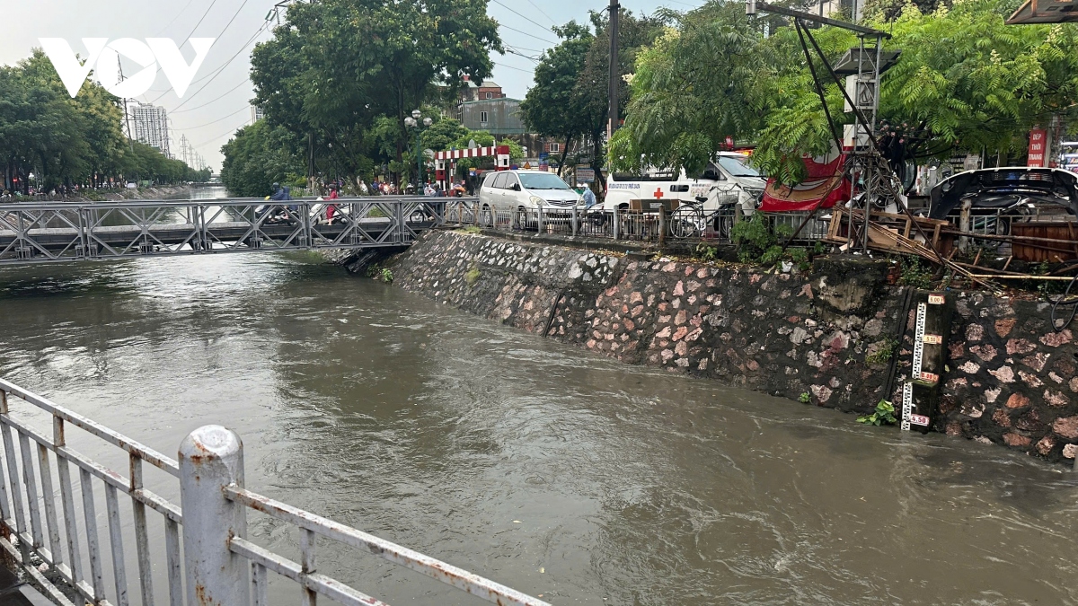 Trực tiếp: Siêu bão gây mưa lớn ở Hà Nội, cây đổ đè chết người- Ảnh 20.