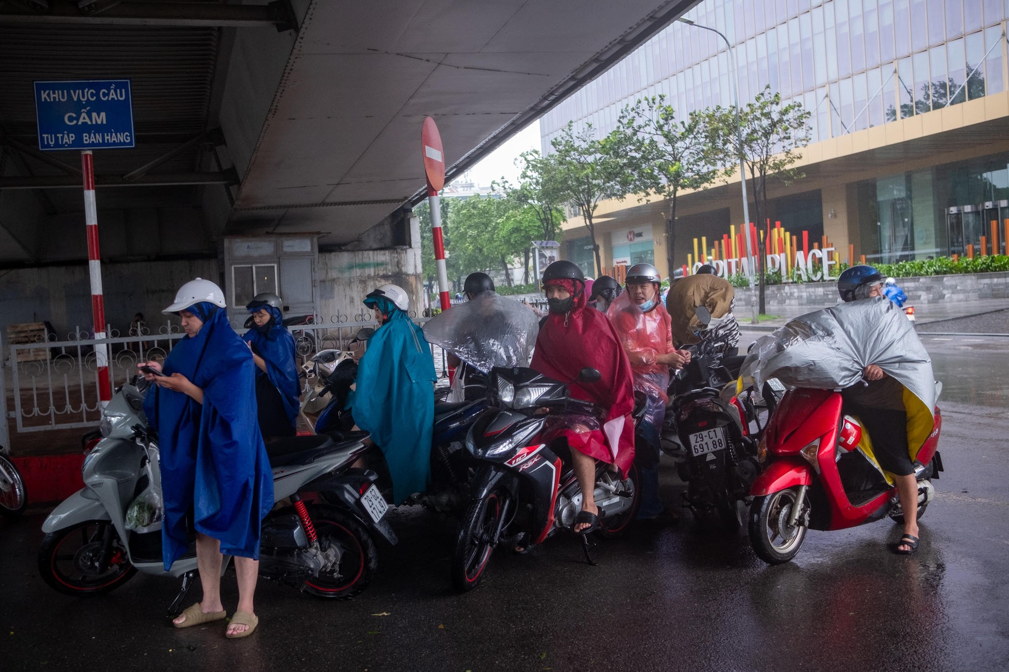 Bão số 3 đã vào Quảng Ninh, Hải Phòng: Xe ô tô bị thổi bay lên dải phân cách; ghi nhận những thiệt hại ban đầu- Ảnh 15.