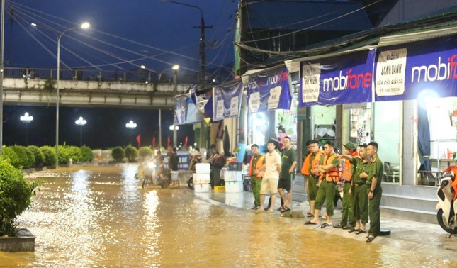 Lũ lụt kinh hoàng ở các tỉnh miền Bắc: Số người chết và mất tích do mưa bão số 3 tiếp tục tăng, tình hình vẫn căng thẳng- Ảnh 35.