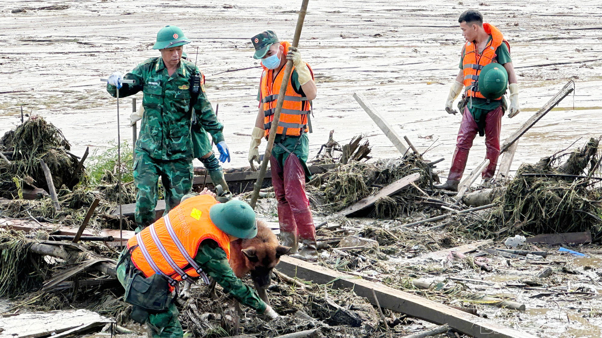 Ngày thứ 3 tìm kiếm nạn nhân ở Làng Nủ: Tiếp tục huy động thêm người tìm kiếm nạn nhân; Thầy cô oằn mình dọn bùn đất trong trường- Ảnh 12.