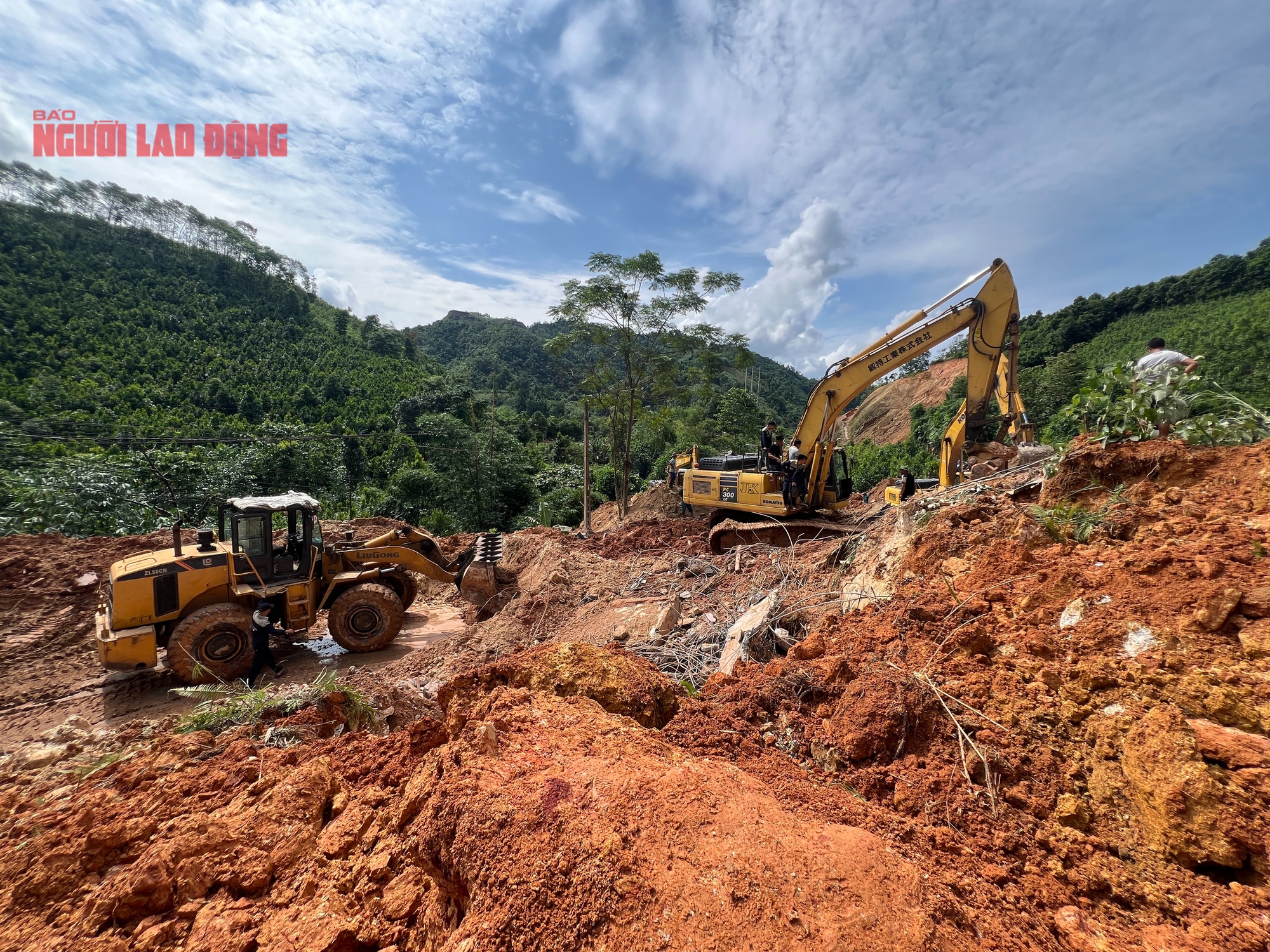 VIDEO: Sau tiếng nổ như bom, cả ngàn m3 đất đá ập xuống vùi lấp hai vợ chồng- Ảnh 3.