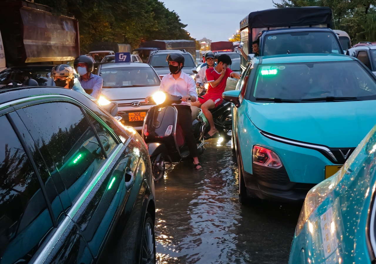 Cầu Vĩnh Tuy ùn tắc dài hàng km, tài xế ô tô 