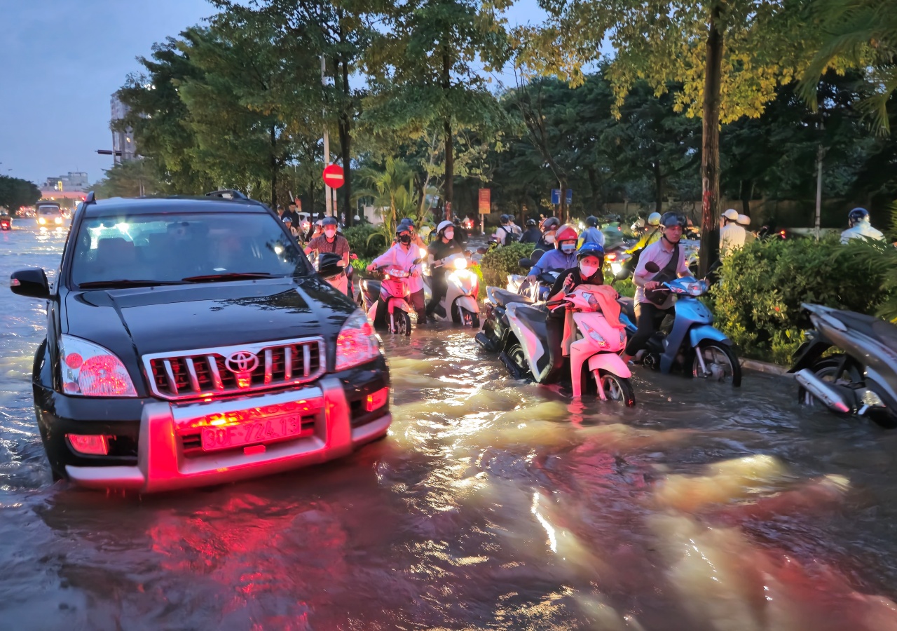 Cầu Vĩnh Tuy ùn tắc dài hàng km, tài xế ô tô 