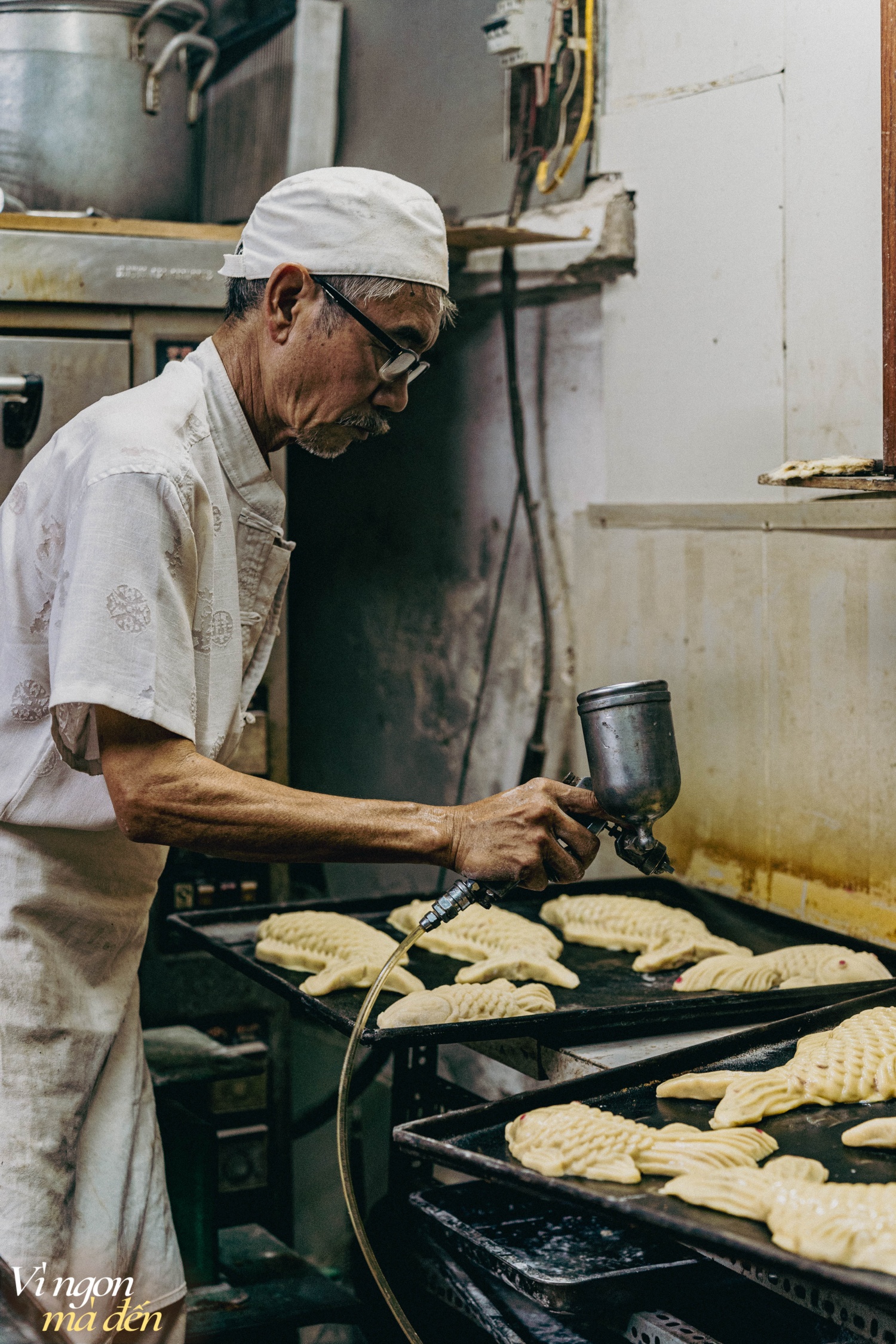 Lò bánh Trung thu cổ truyền hơn 34 năm tuổi ẩn mình trong con ngõ nhỏ ở Hà Nội, nơi làm ra những chiếc bánh nướng con cá gắn liền với tuổi thơ nhiều người- Ảnh 12.