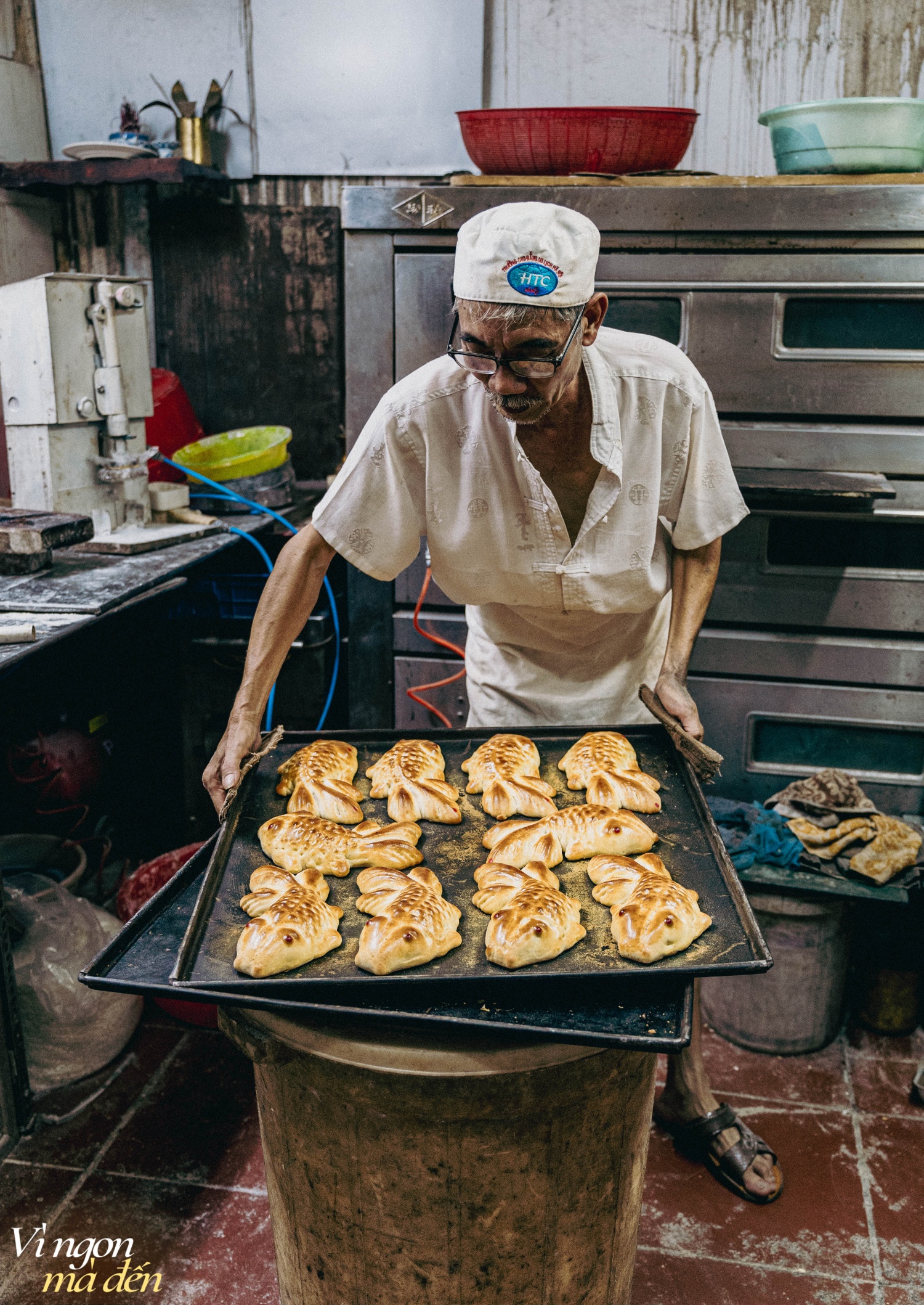 Lò bánh Trung thu cổ truyền hơn 34 năm tuổi ẩn mình trong con ngõ nhỏ ở Hà Nội, nơi làm ra những chiếc bánh nướng con cá gắn liền với tuổi thơ nhiều người- Ảnh 18.