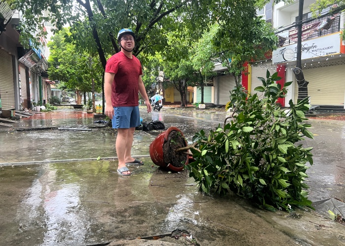 Bão số 3 đã vào Quảng Ninh, Hải Phòng: Xe ô tô bị thổi bay lên dải phân cách; ghi nhận những thiệt hại ban đầu- Ảnh 11.