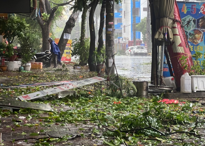 Bão số 3 đã vào Quảng Ninh, Hải Phòng: Xe ô tô bị thổi bay lên dải phân cách; ghi nhận những thiệt hại ban đầu- Ảnh 2.