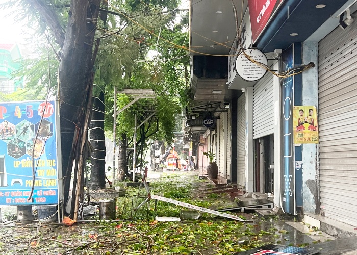 Bão số 3 đã vào Quảng Ninh, Hải Phòng: Xe ô tô bị thổi bay lên dải phân cách; ghi nhận những thiệt hại ban đầu- Ảnh 19.