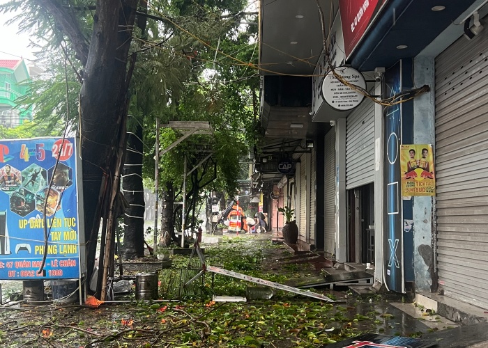 Bão số 3 đã vào Quảng Ninh, Hải Phòng: Xe ô tô bị thổi bay lên dải phân cách; ghi nhận những thiệt hại ban đầu- Ảnh 1.