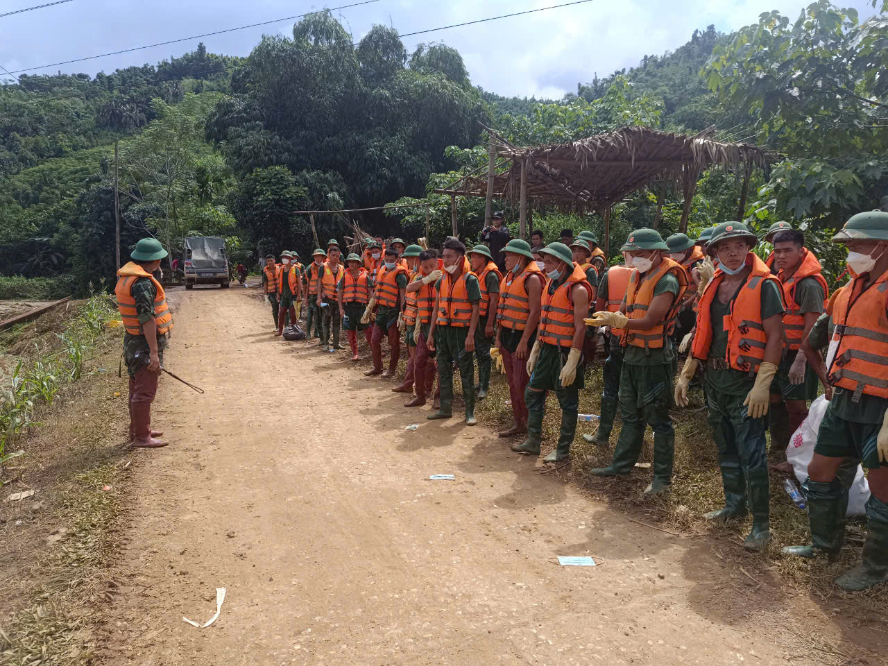 Kỳ tích trong ngày thứ 3 tìm kiếm ở Làng Nủ: Nhiều người trong danh sách mất tích đã chạy thoát an toàn; Khoảng 650 cán bộ chiến sỹ vẫn tiếp tục tìm kiếm các nạn nhân- Ảnh 2.