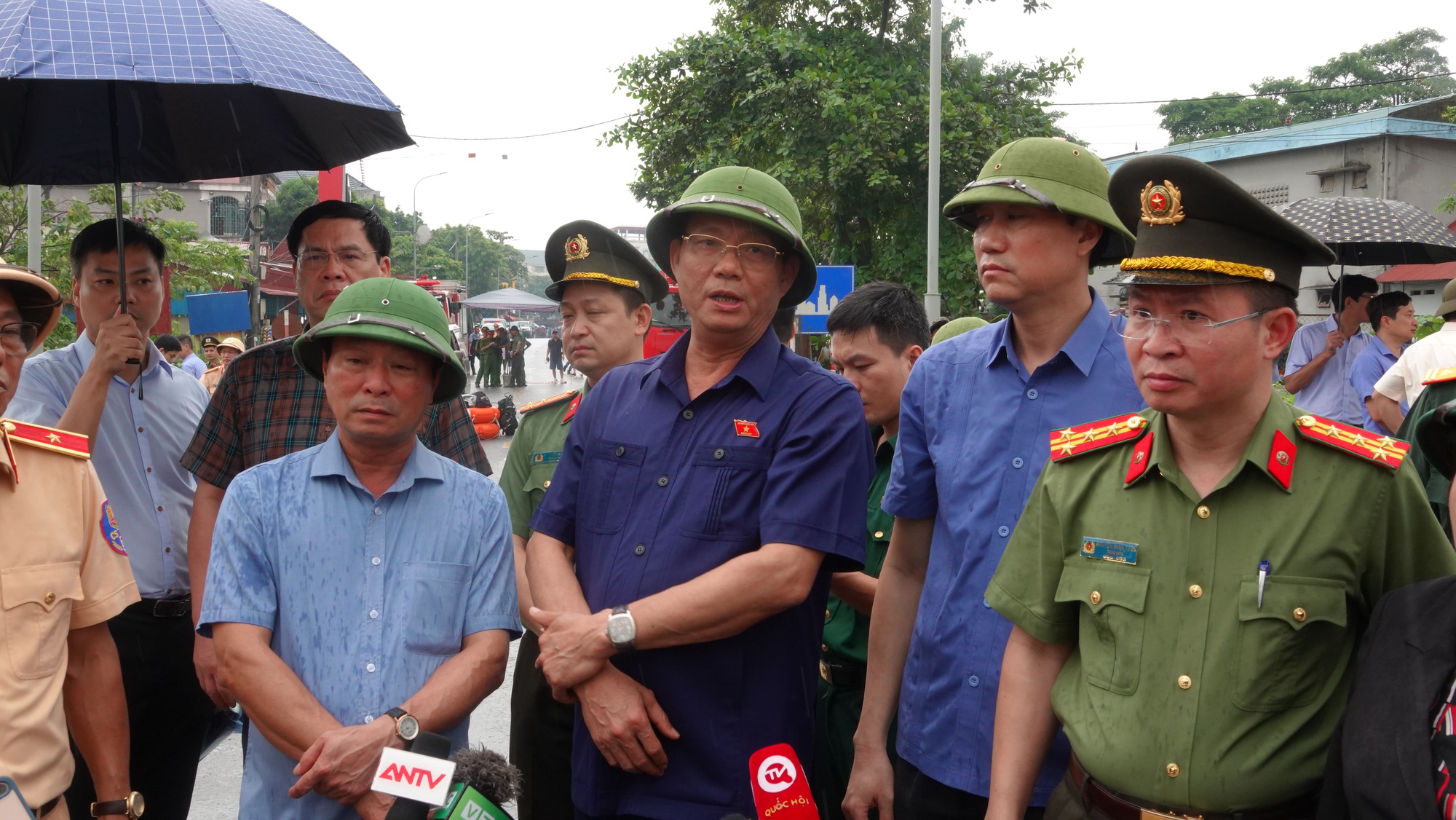 Toàn cảnh vụ sập cầu Phong Châu ở Phú Thọ: Nhiều nạn nhân vẫn mất tích, tạm dừng công tác cứu hộ do nước chảy xiết- Ảnh 32.