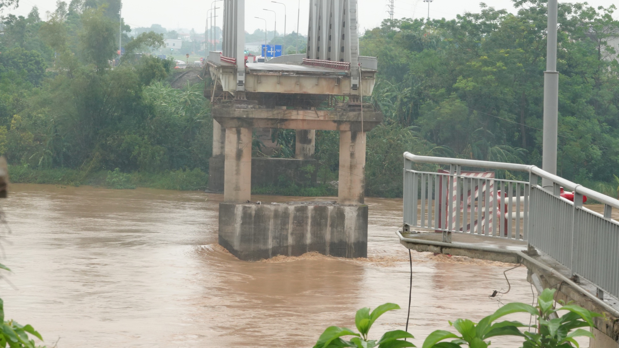 Toàn cảnh vụ sập cầu Phong Châu ở Phú Thọ: Nhiều nạn nhân vẫn mất tích, tạm dừng công tác cứu hộ do nước chảy xiết- Ảnh 35.