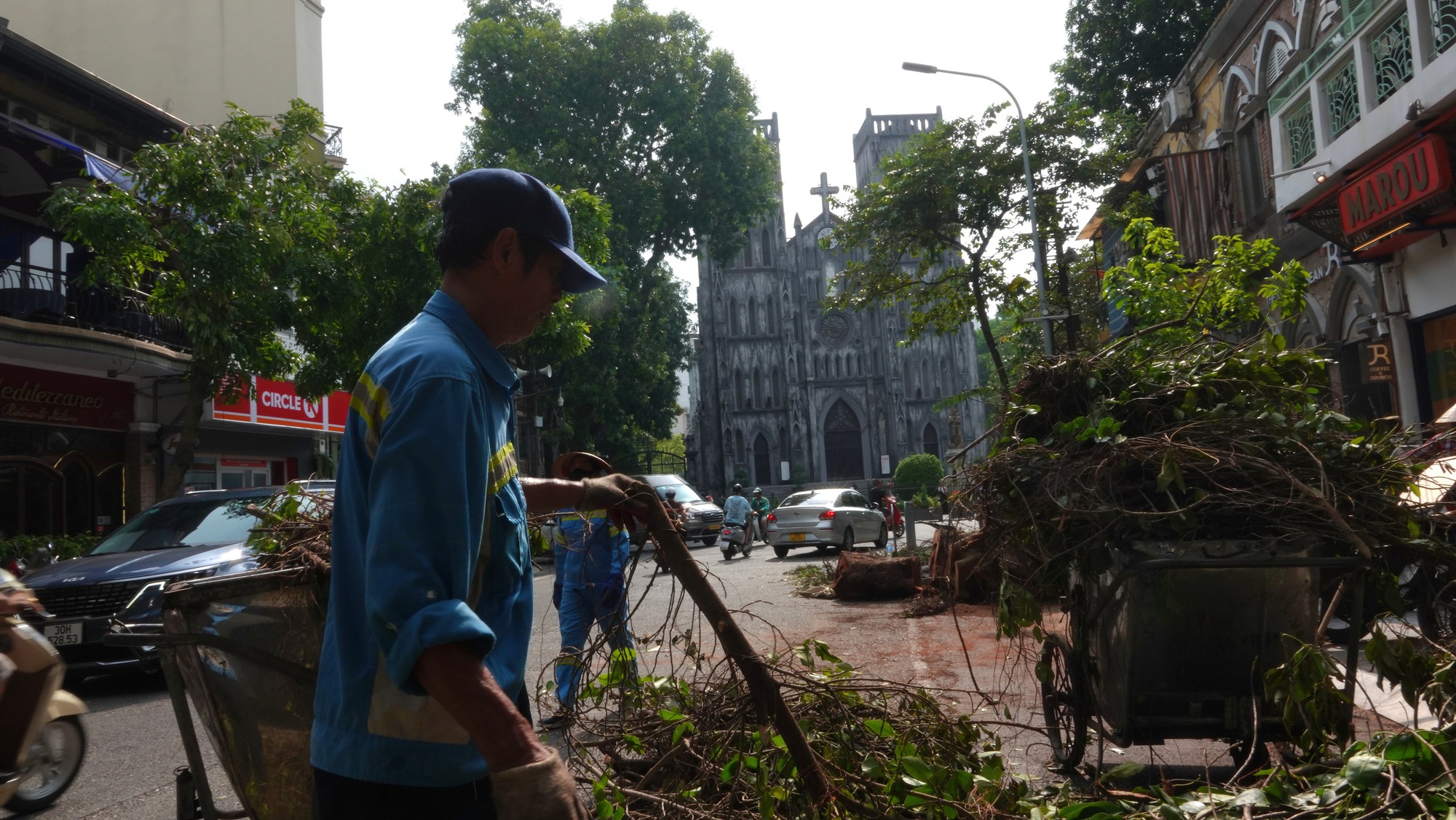 Hà Nội căng mình dọn dẹp cây xanh gãy đổ, nhanh chóng trả lại thành phố 