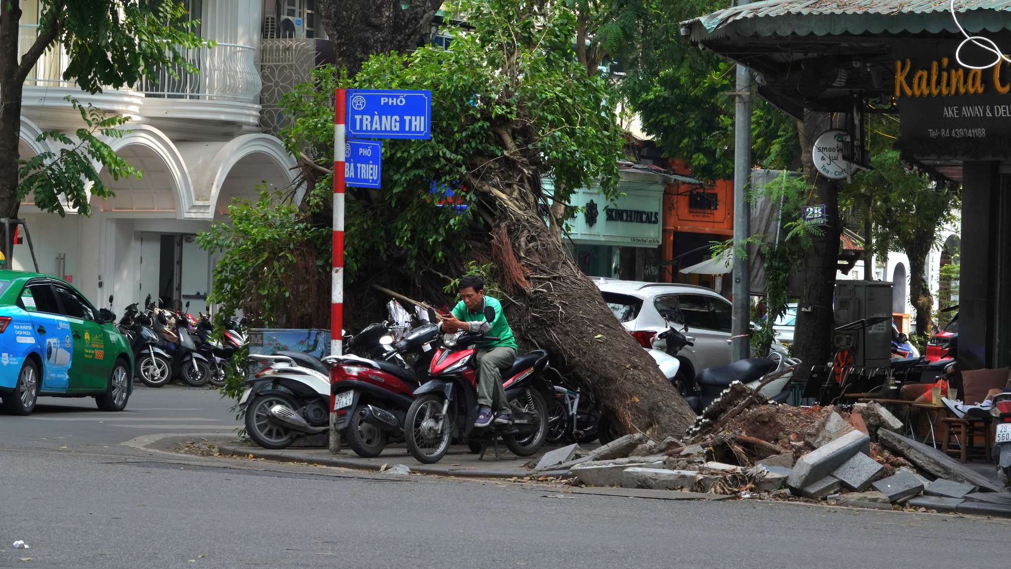 Hà Nội căng mình dọn dẹp cây xanh gãy đổ, nhanh chóng trả lại thành phố 