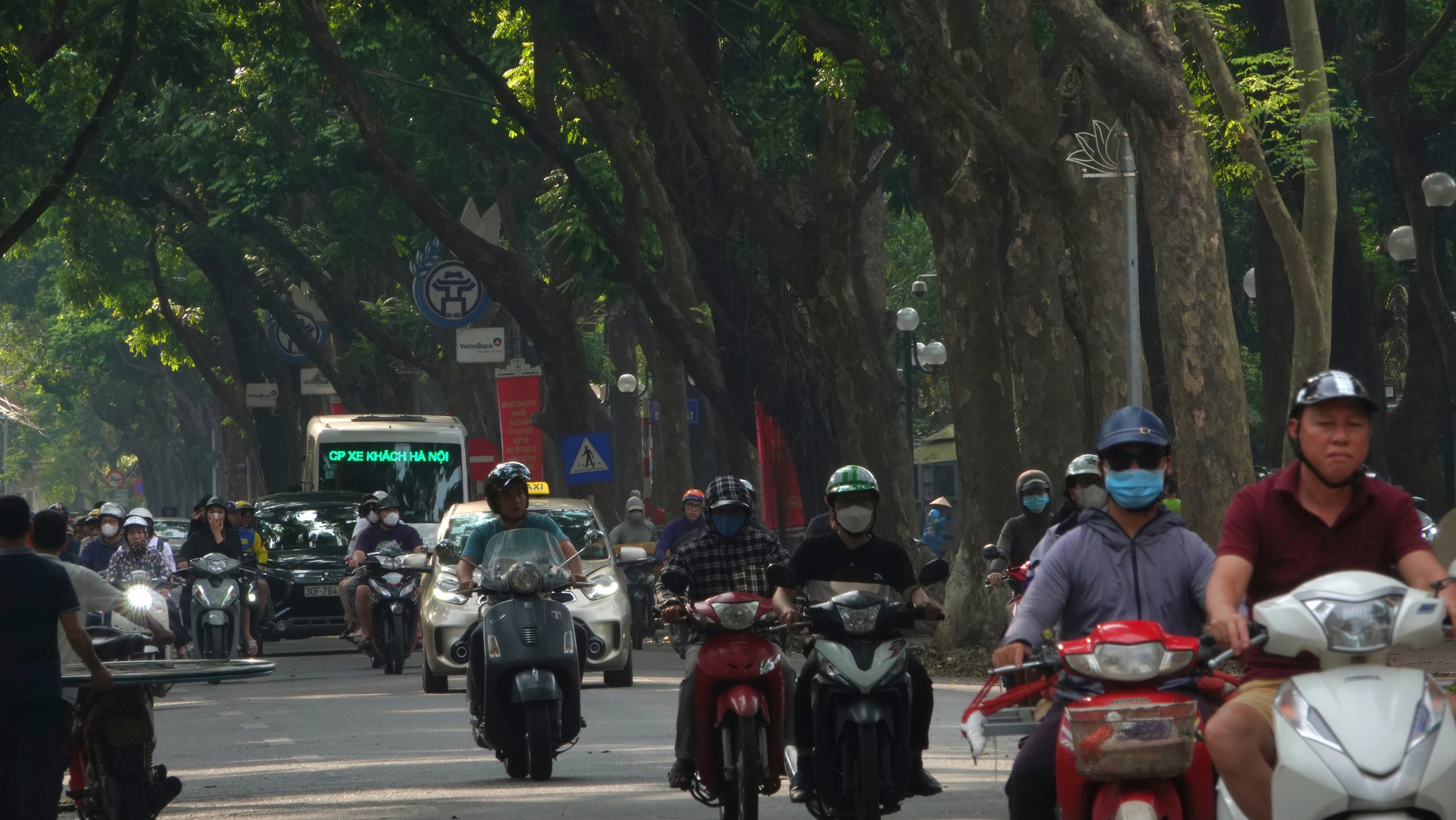 Hà Nội căng mình dọn dẹp cây xanh gãy đổ, nhanh chóng trả lại thành phố 