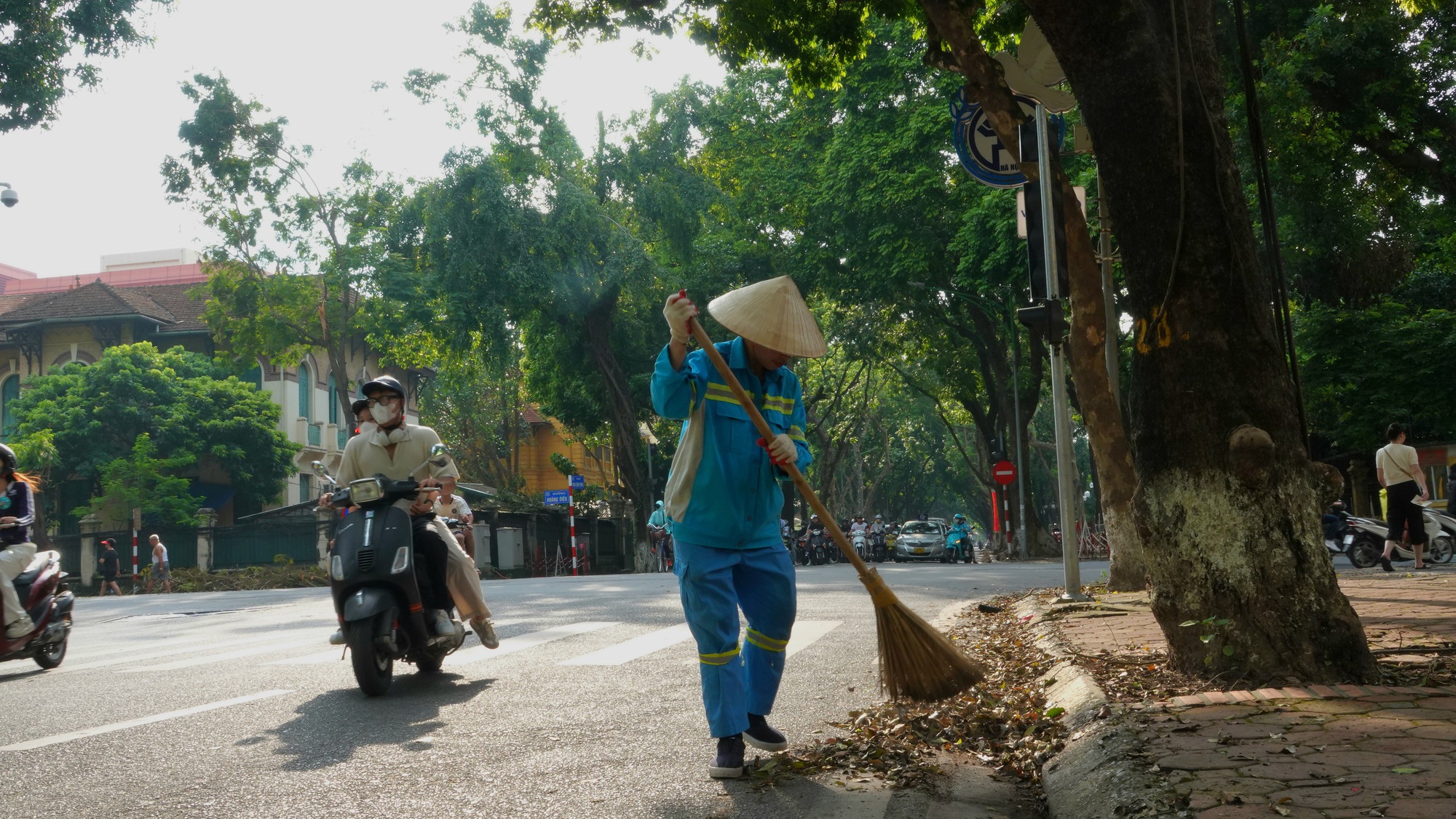 Hà Nội căng mình dọn dẹp cây xanh gãy đổ, nhanh chóng trả lại thành phố 