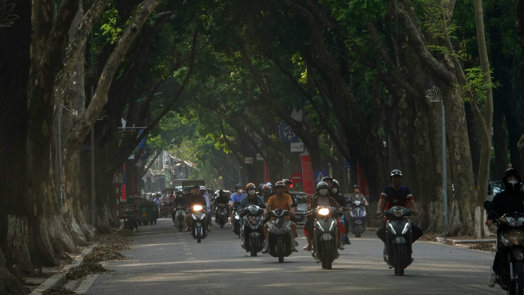 Hà Nội căng mình dọn dẹp cây xanh gãy đổ, nhanh chóng trả lại thành phố 