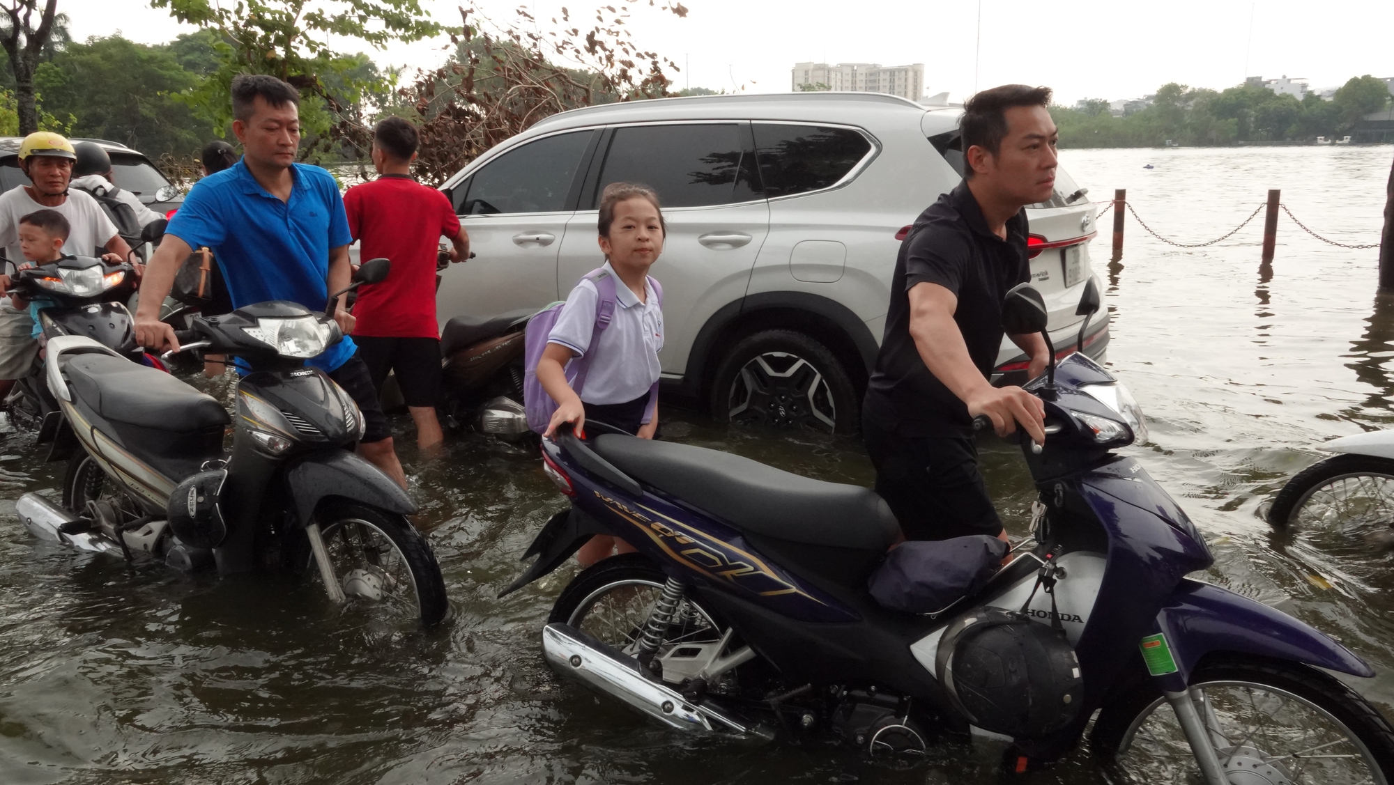 Hà Nội: Nhiều người ngỡ ngàng vì các tuyến đường ngập sâu sau đêm mưa lớn, ra khỏi nhà từ 6h vẫn không thoát tắc- Ảnh 10.