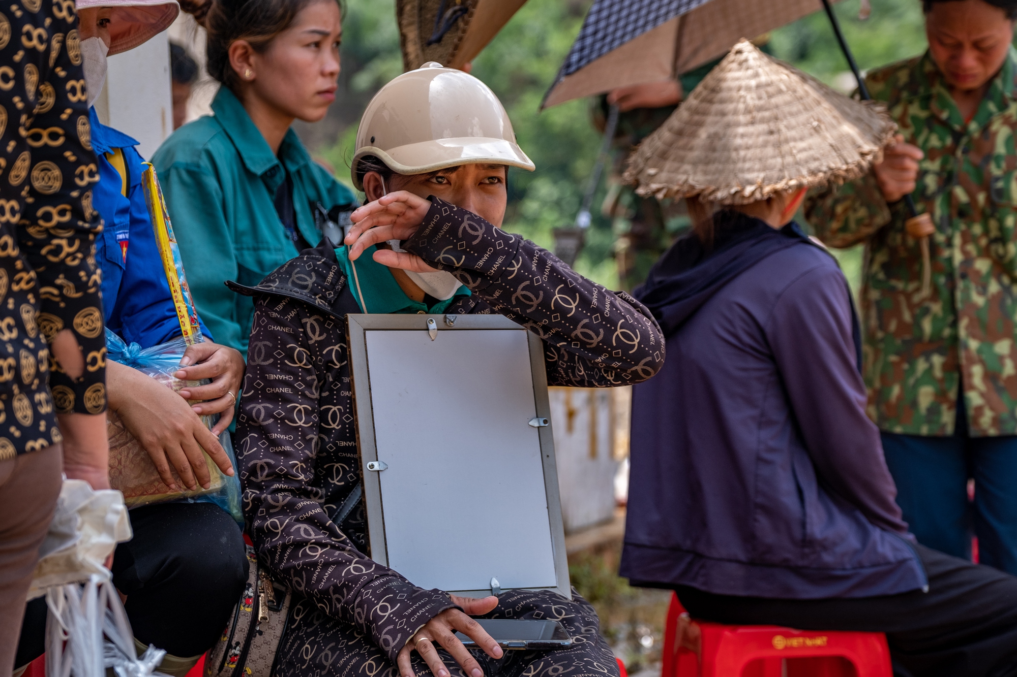 Bộ đội dầm mình trong bùn tìm kiếm thi thể nạn nhân Làng Nủ và loạt ảnh xúc động nhất của những người chiến sĩ vì đồng bào- Ảnh 21.