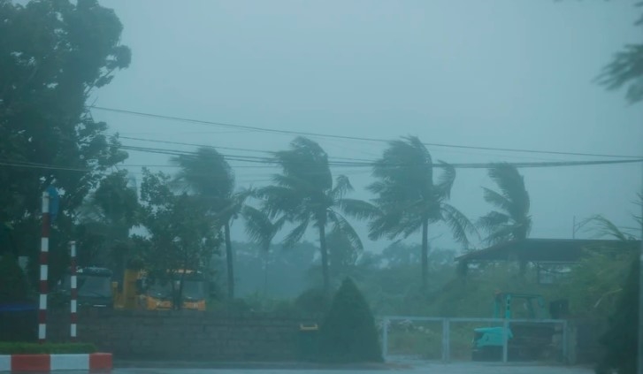 Bão số 3 đã vào Quảng Ninh, Hải Phòng: Xe ô tô bị thổi bay lên dải phân cách; ghi nhận những thiệt hại ban đầu- Ảnh 21.