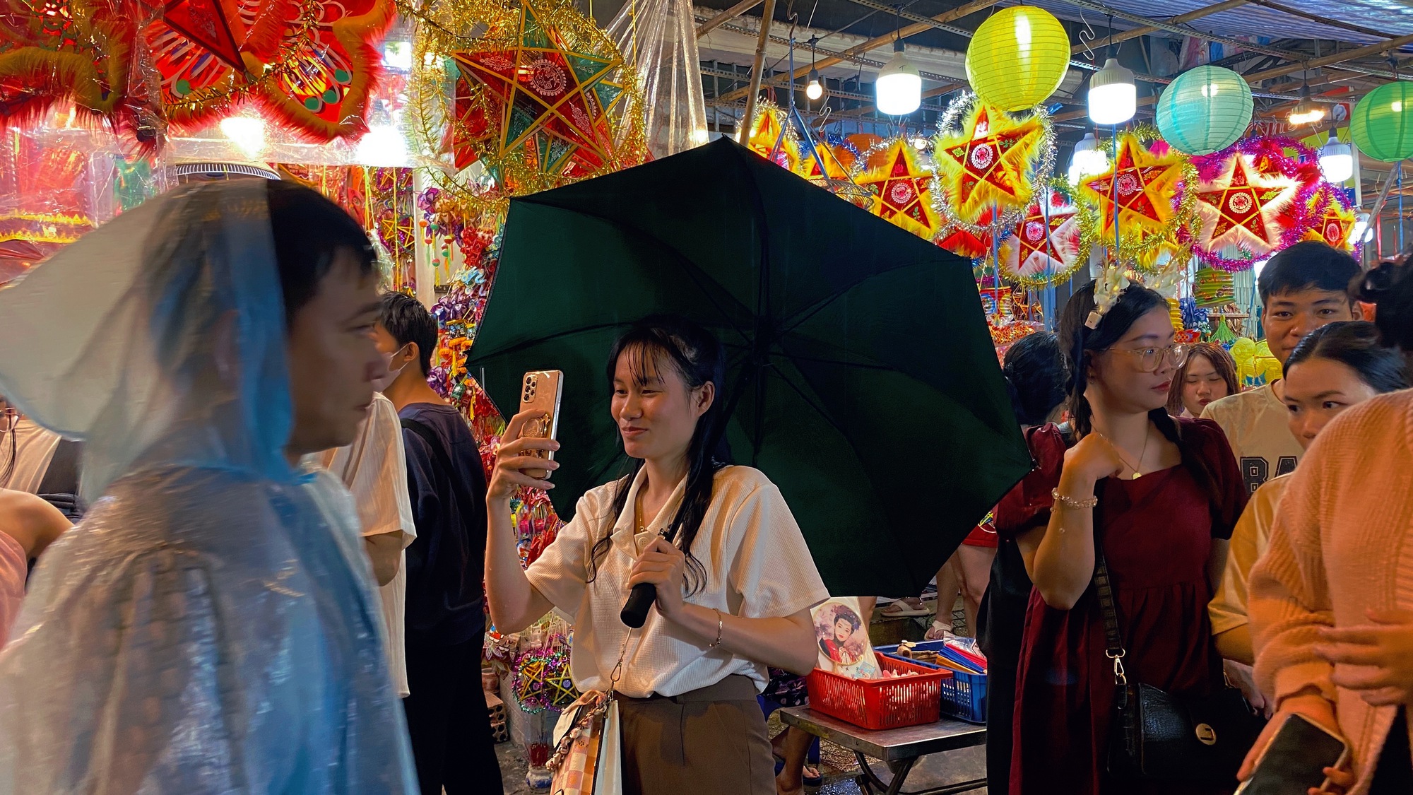 Không khí Đêm Trung Thu: Đường phố Hà Nội ùn tắc, người dân TP.HCM đội mưa đi chơi- Ảnh 20.