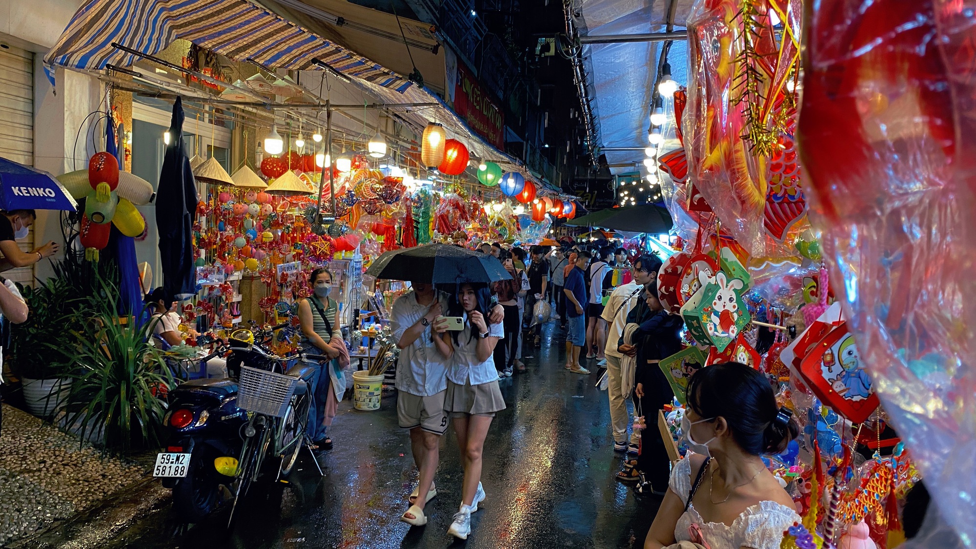 Không khí Đêm Trung Thu: Đường phố Hà Nội ùn tắc, người dân TP.HCM đội mưa đi chơi- Ảnh 26.