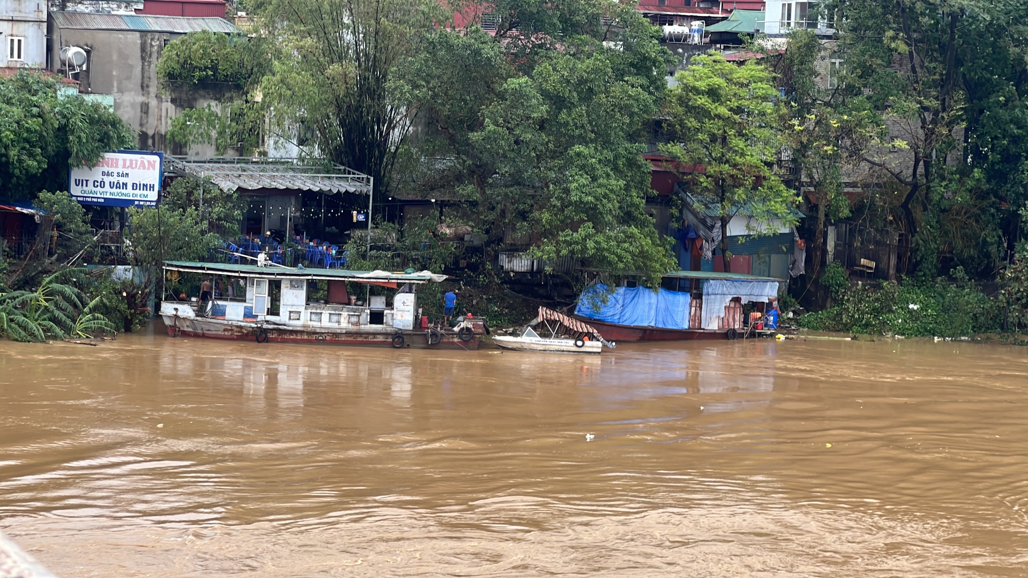 Trưa 10/9, Hà Nội báo động lũ khẩn cấp; Phong toả toà nhà 3 tầng bị nghiêng gần hồ Hoàn Kiếm- Ảnh 39.