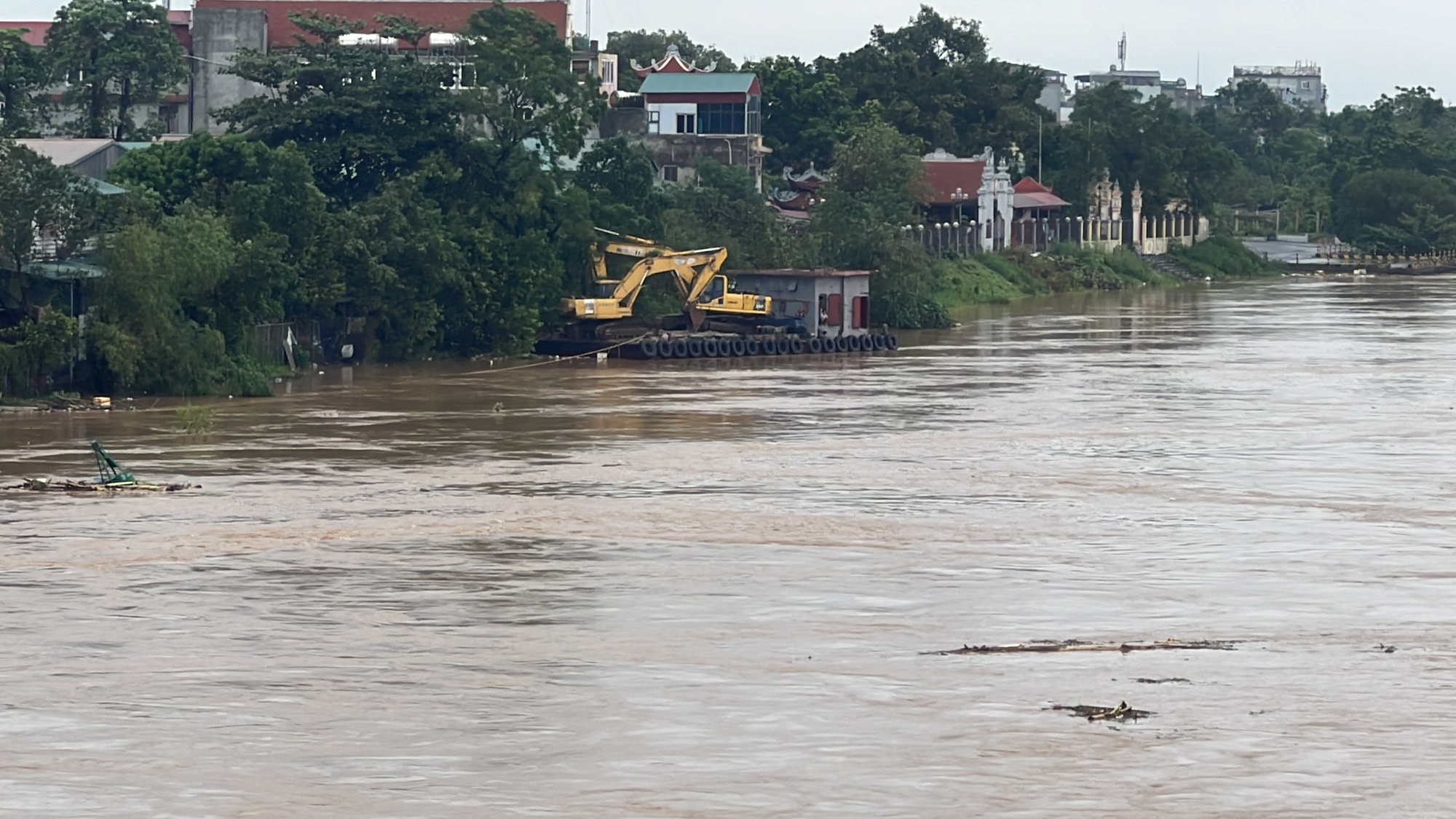 Trưa 10/9, Hà Nội báo động lũ khẩn cấp; Phong toả toà nhà 3 tầng bị nghiêng gần hồ Hoàn Kiếm- Ảnh 38.