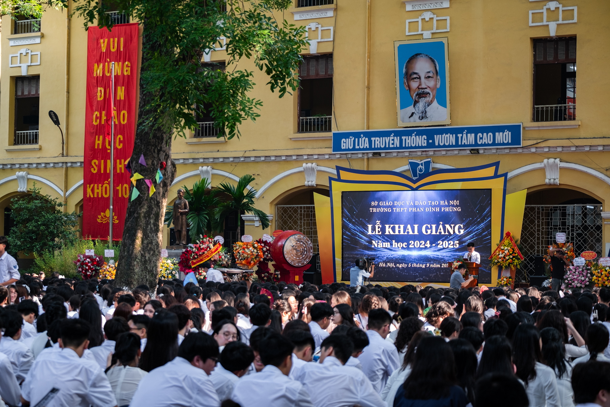 Toàn cảnh lễ khai giảng năm học mới: Rất nhanh - gọn nhưng vẫn thừa vui tươi và háo hức!- Ảnh 1.