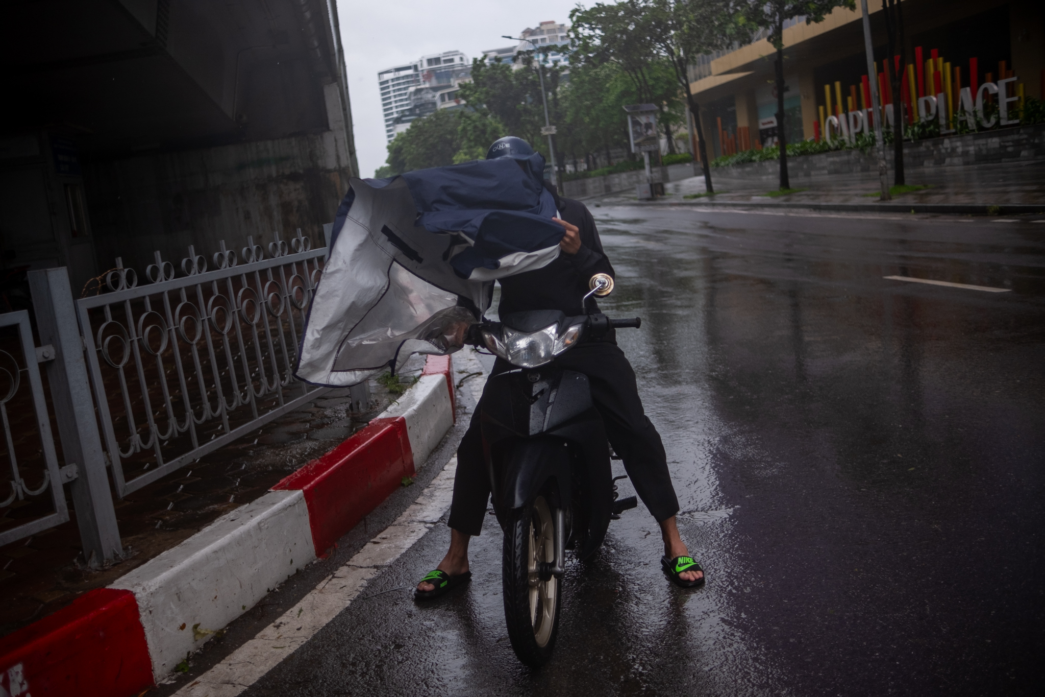 Hà Nội bắt đầu gió giật cực mạnh kèm mưa lớn do bão YAGI, người dân gồng mình lái xe về nhà- Ảnh 10.