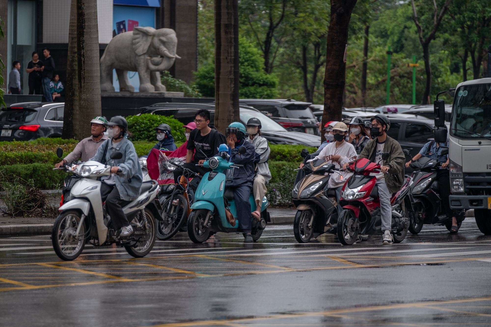 Hà Nội se lạnh cùng mưa rào sáng đầu tuần, người dân khoác thêm áo ấm, hưởng trọn không khí mát mẻ của mùa Thu- Ảnh 5.