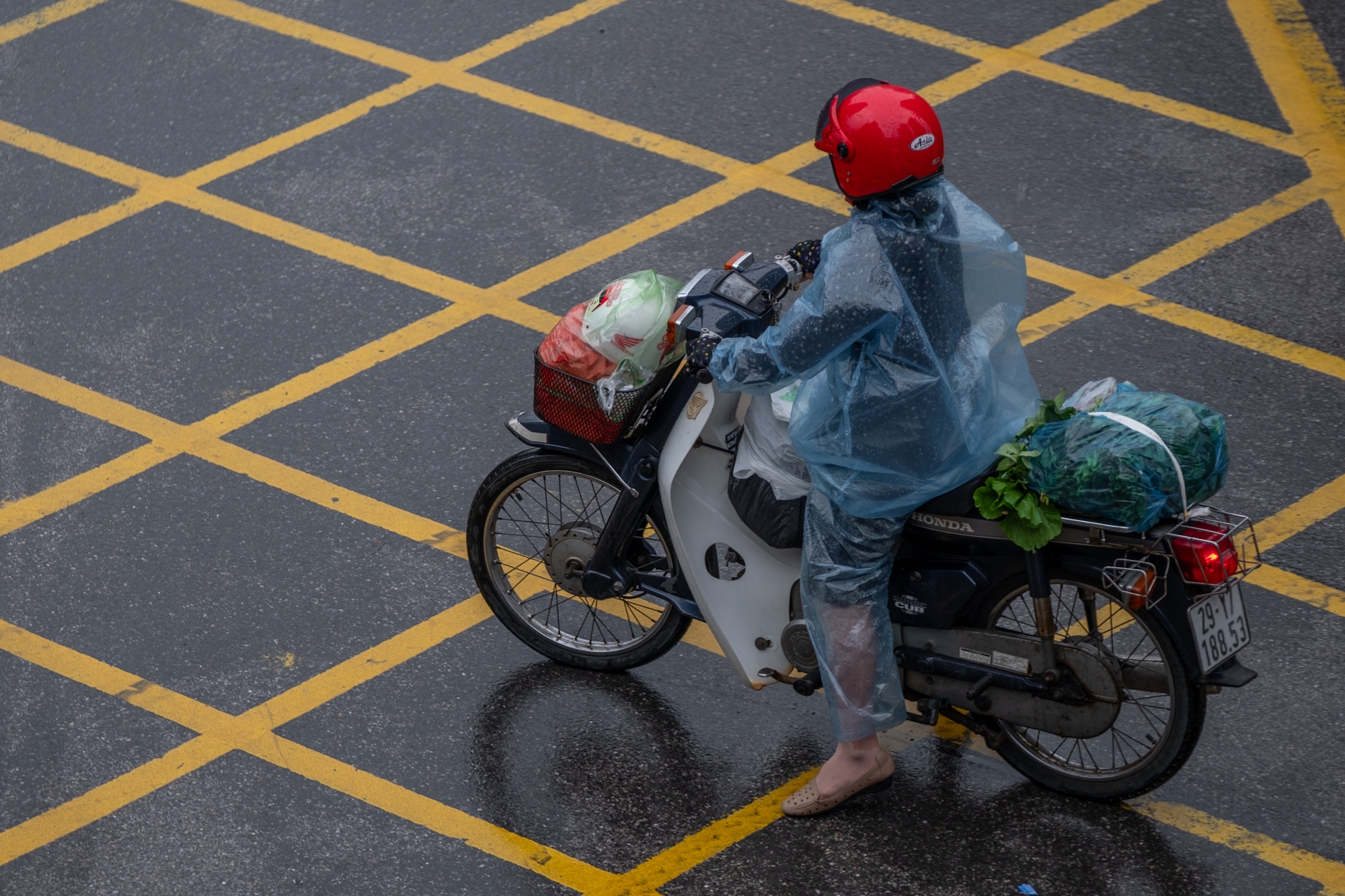 Hà Nội se lạnh cùng mưa rào sáng đầu tuần, người dân khoác thêm áo ấm, hưởng trọn không khí mát mẻ của mùa Thu- Ảnh 11.